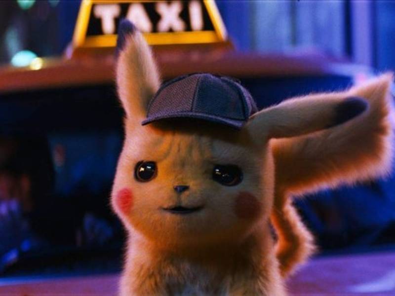 Jamás has visto a un Pikachu como este. Se hace pasar por un detective de verdad.