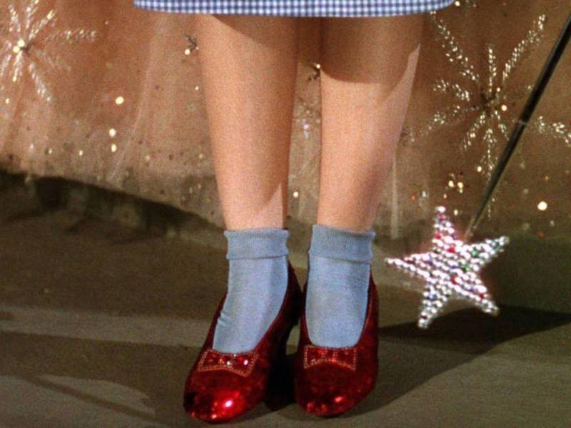 Los brillantes zapatos, cuyos talones Dorothy chocaba para decir “no hay lugar como casa”, fueron robados en 2005 del Museo Judy Garland en Grand Rapids.
