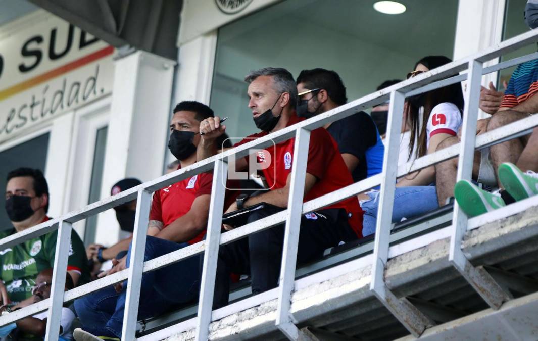 El entrenador argentino Pablo Lavallén estuvo en el palco del estadio Morazán junto al exfutbolista merengue Carlos Will Mejía.