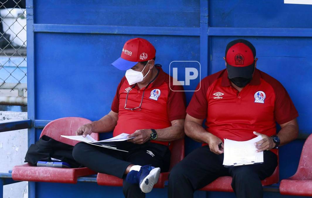 Juan Carlos Espinoza dirigió otra vez al Olimpia ya que Pablo Lavallén sigue sin poder estar disponible para sentarse en el banquillo.