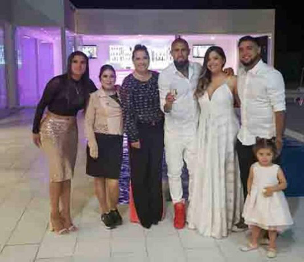 Arturo Vidal, acompañado de su familia .