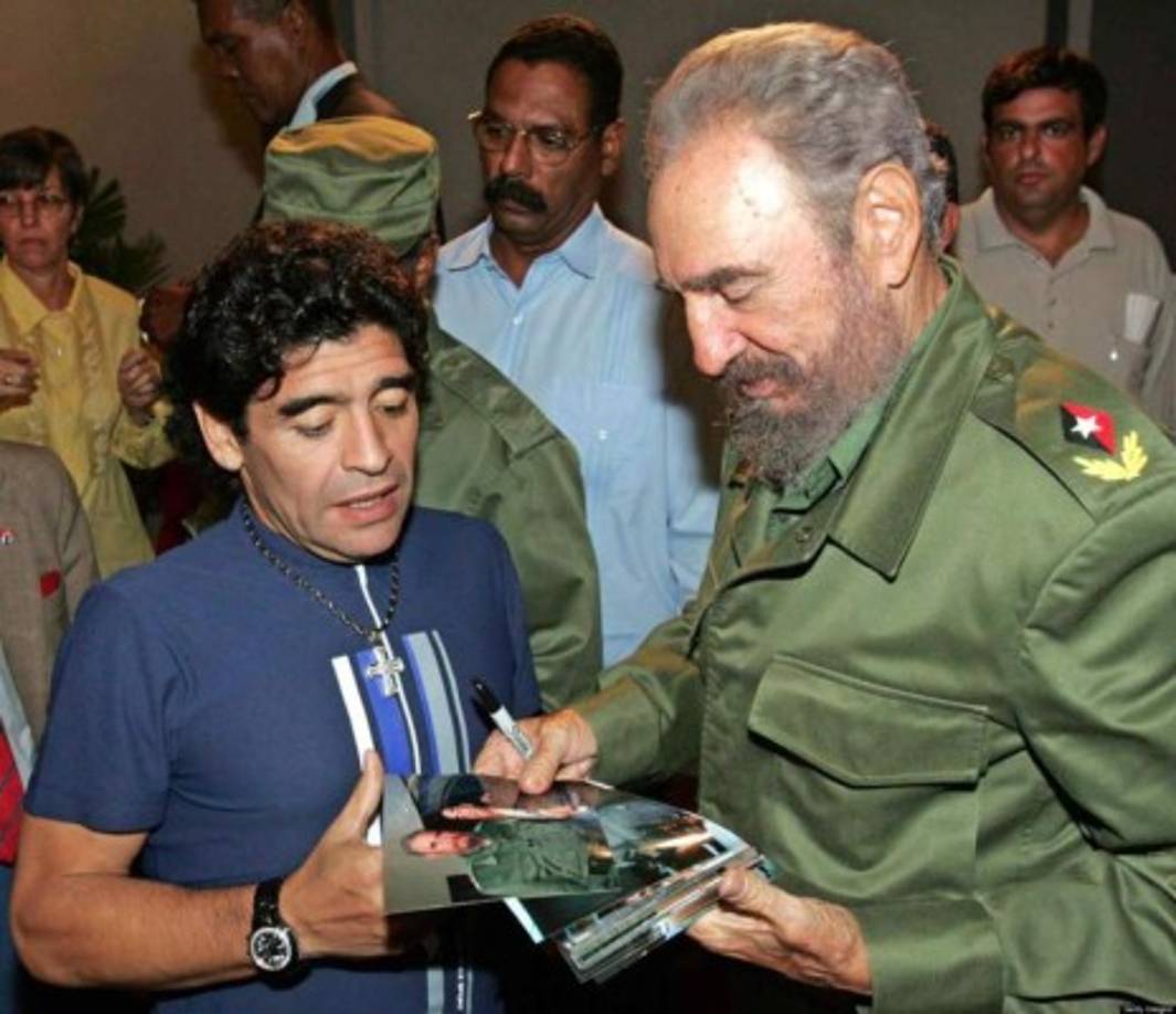 Maradona comparte fotos con Fidel Castro.<br/>