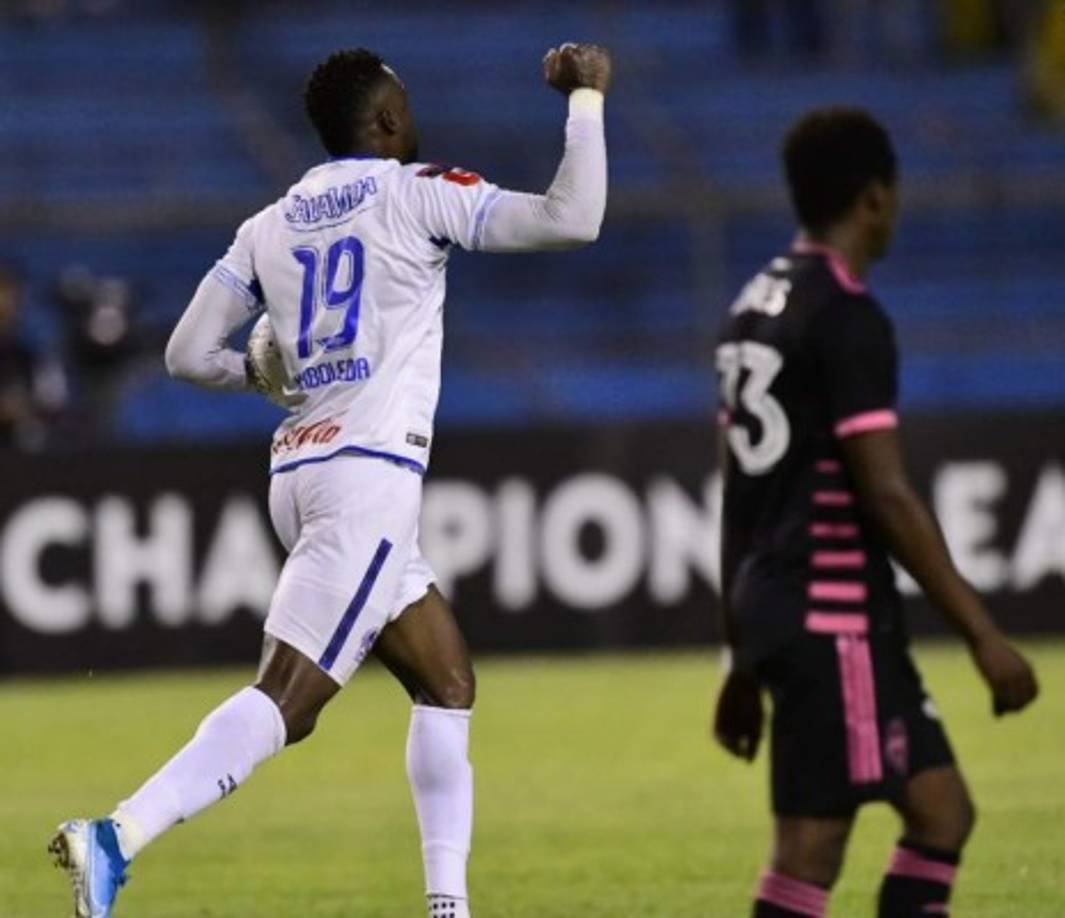 Yustin Arboleda corre a celebrar su primer gol del partido.