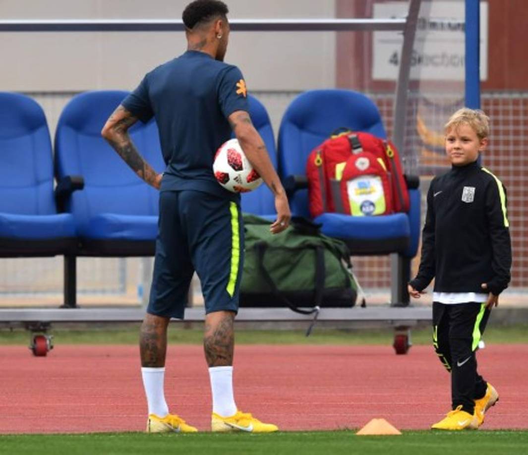 Neymar disfrutó a lo grande la visita de su hijo.