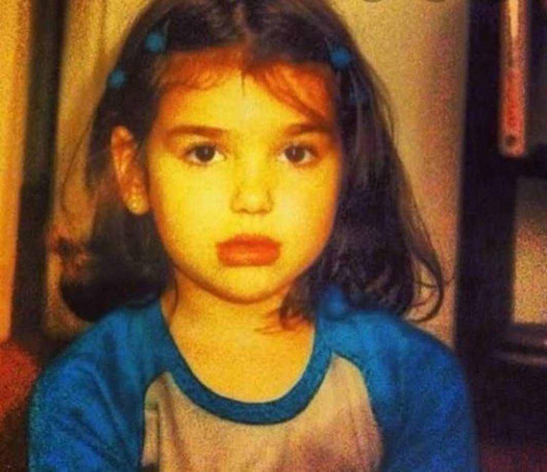 Dua Lipa nació en Londres un 22 de agosto de 1995; ella además de cantantes es modelo, compositora y diseñadora de moda. Su carrera musical se inició a los 14 años, cuando comenzó a versionar canciones de otros artistas en YouTube.