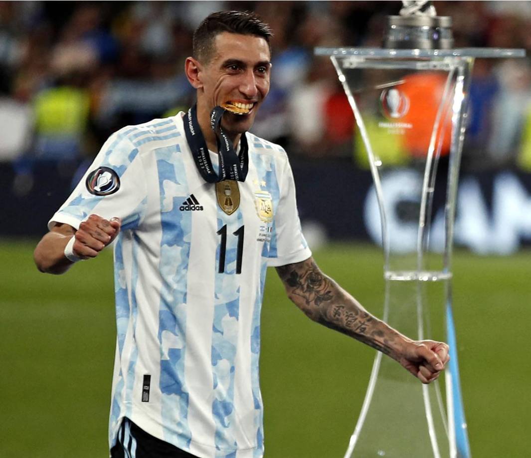 La Juventus no esperará muchos días a Ángel Dí María, quien habría pedido al club italiano un tiempo para reflexionar, tras la llamada efectuada por el FC Barcelona, que a su vez pide un plazo al argentino para conocer si podrá revertir su pésima situación económica. En Turín están dispuestos a esperar unos días, menos de una semana, y no mejorarán la oferta de 7 millones de euros netos por campaña, como informa TuttoSport