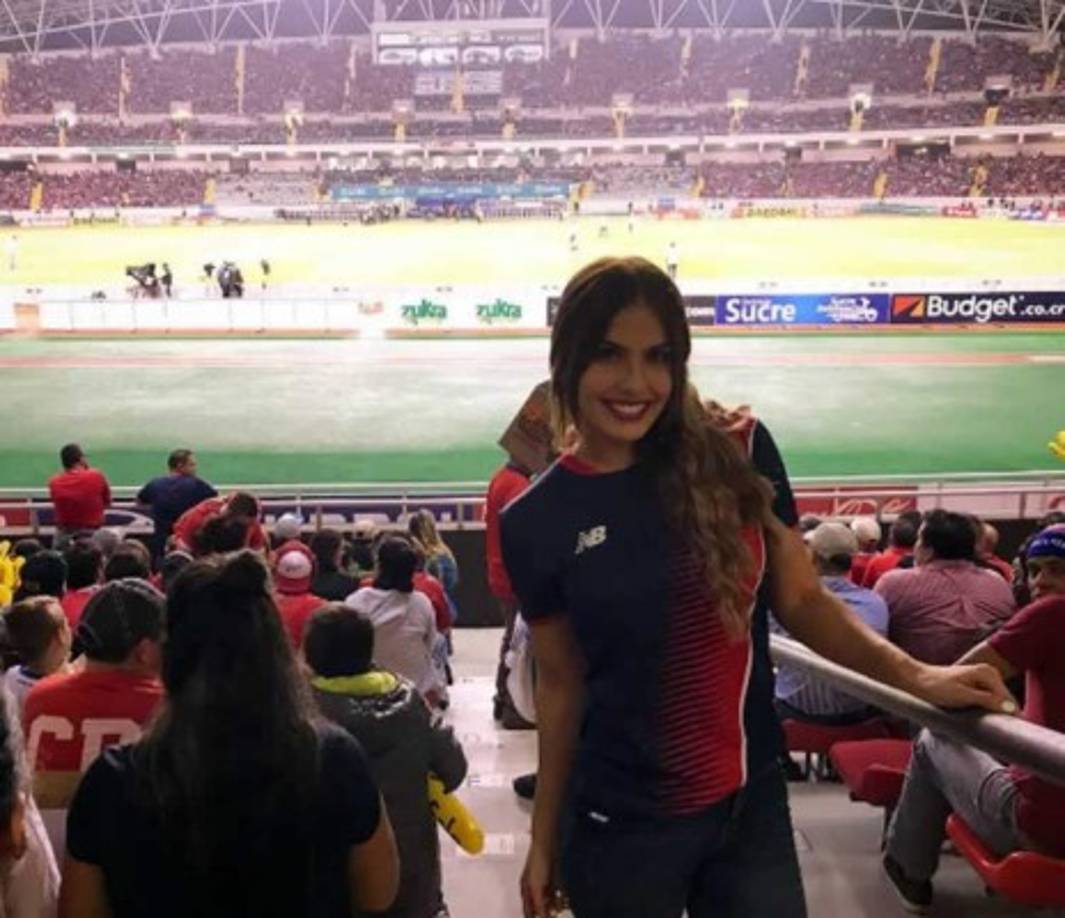 Karina Campos es otra hermosa conductora costarricense del programa 'Surfing república'.