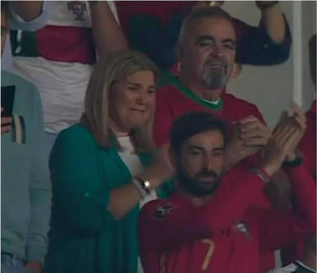 La madre de Cristiano Ronaldo, doña Maria Dolores dos Santos Aveiro, rompió a llorar al ver a su hijo homenajeado por sus 200 partidos con la selección portuguesa.