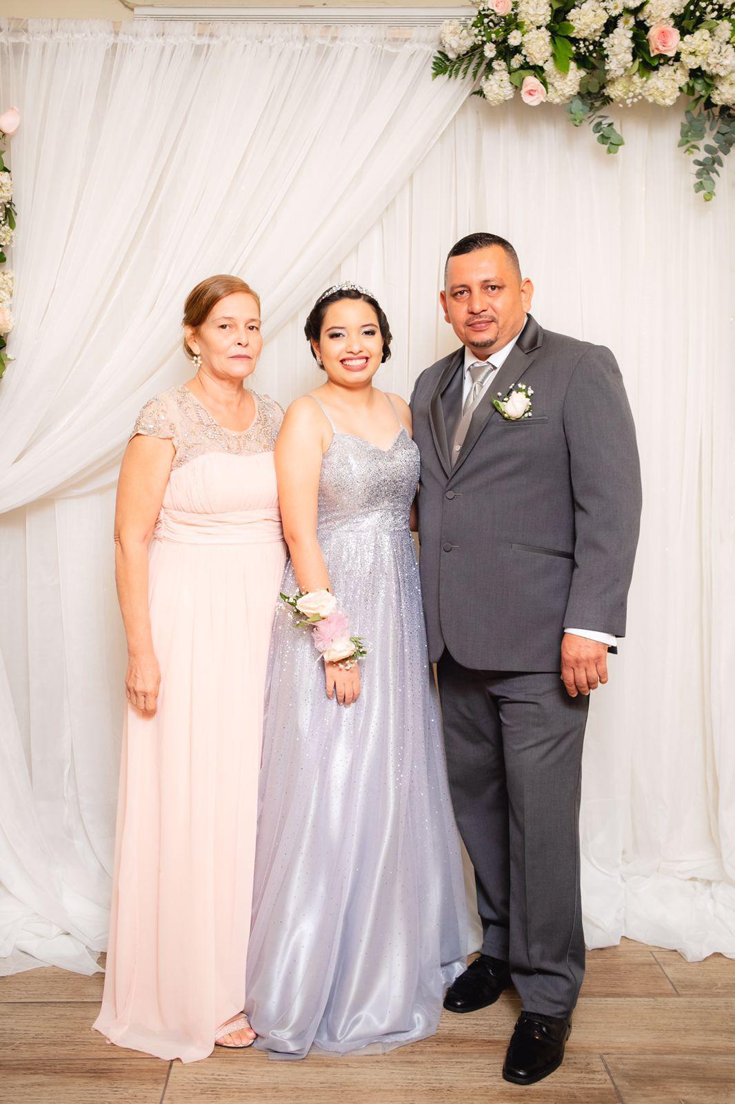 Júbilo y fiesta por los 15 años de Isabella Cáceres