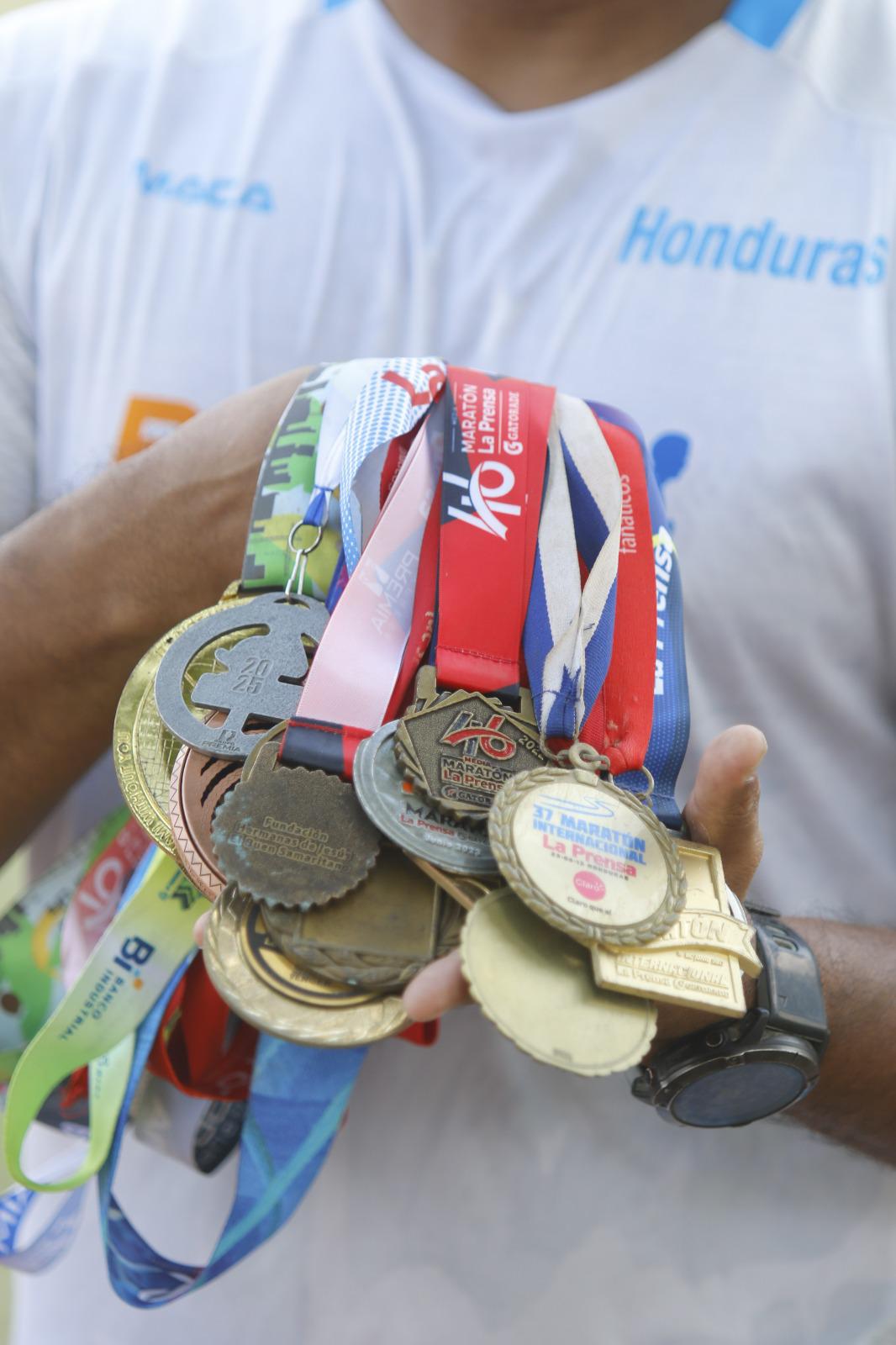 Gustavo García muestra con mucho orgullo parte de sus medallas, ha estado en maratones de Miami, Panamá, Colombia y Guatemala.