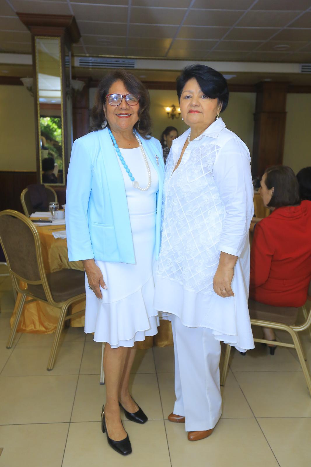 Club Internacional de Mujeres celebra su té navideño 2025