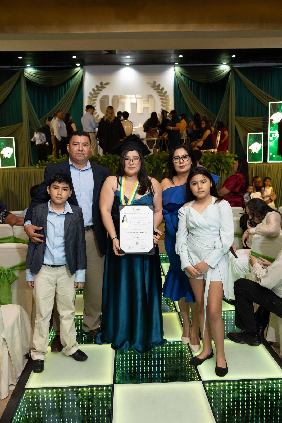 Fotos: La UTH celebra graduación a 332 nuevos profesionales