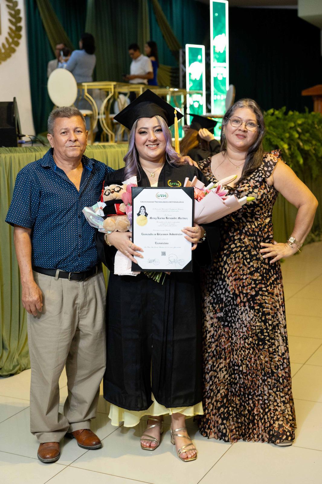 Fotos: La UTH celebra graduación a 332 nuevos profesionales