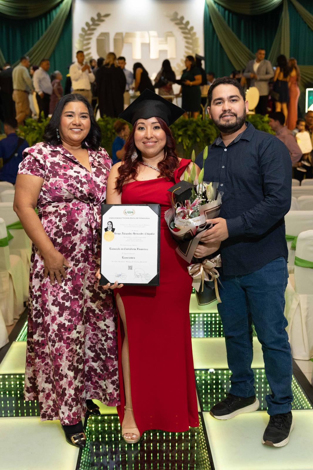 Fotos: La UTH celebra graduación a 332 nuevos profesionales