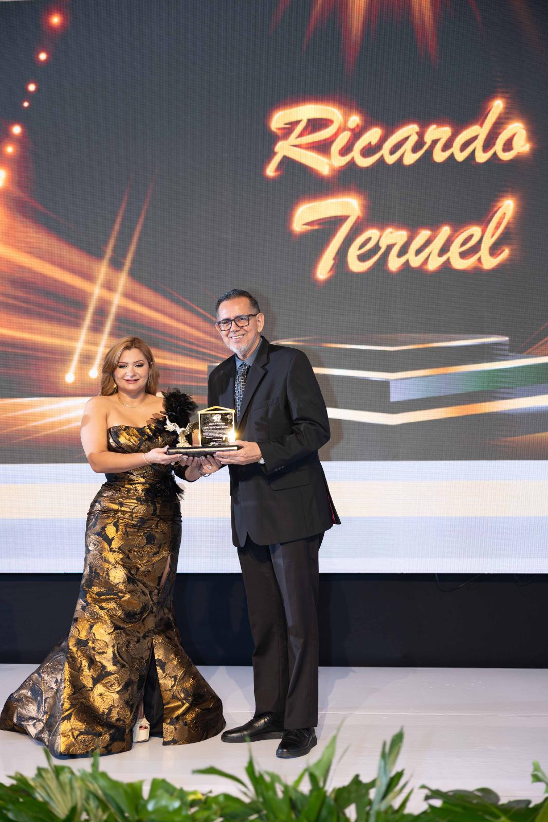 Elegancia y alegría: Así se vivió la celebración del 40 aniversario de la UTH