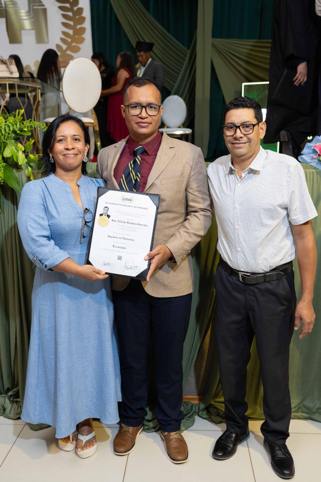 Fotos: La UTH celebra graduación a 332 nuevos profesionales
