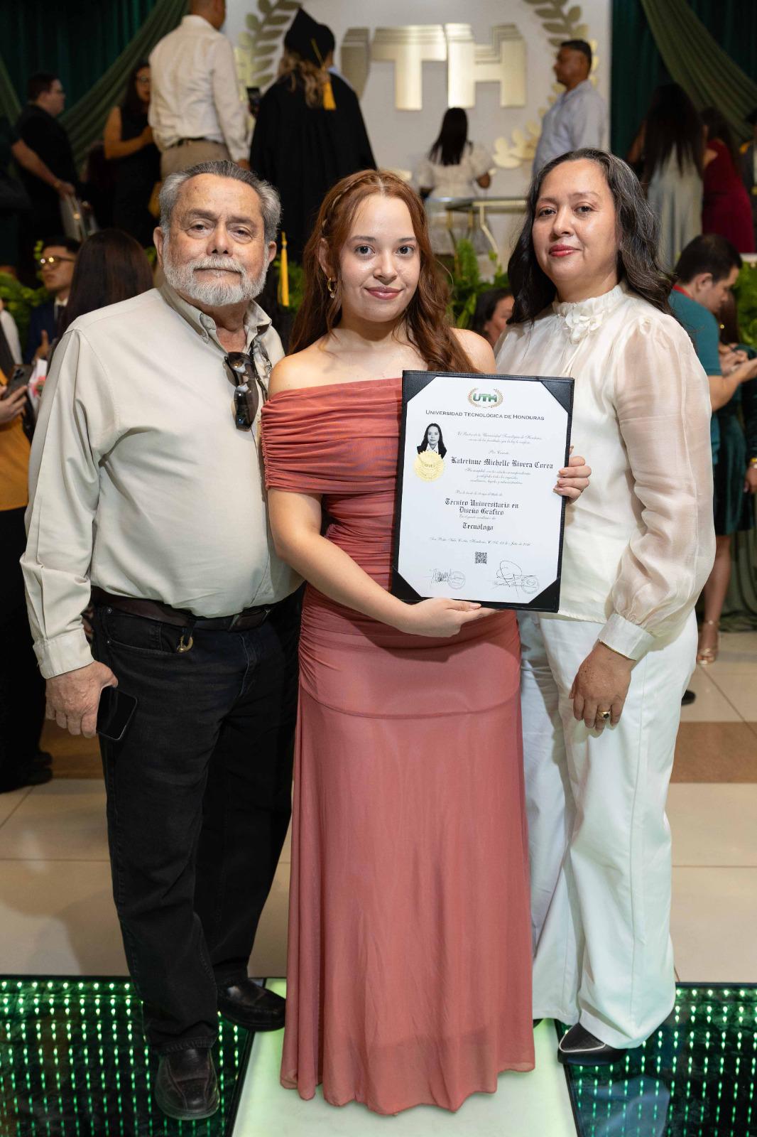 Fotos: La UTH celebra graduación a 332 nuevos profesionales