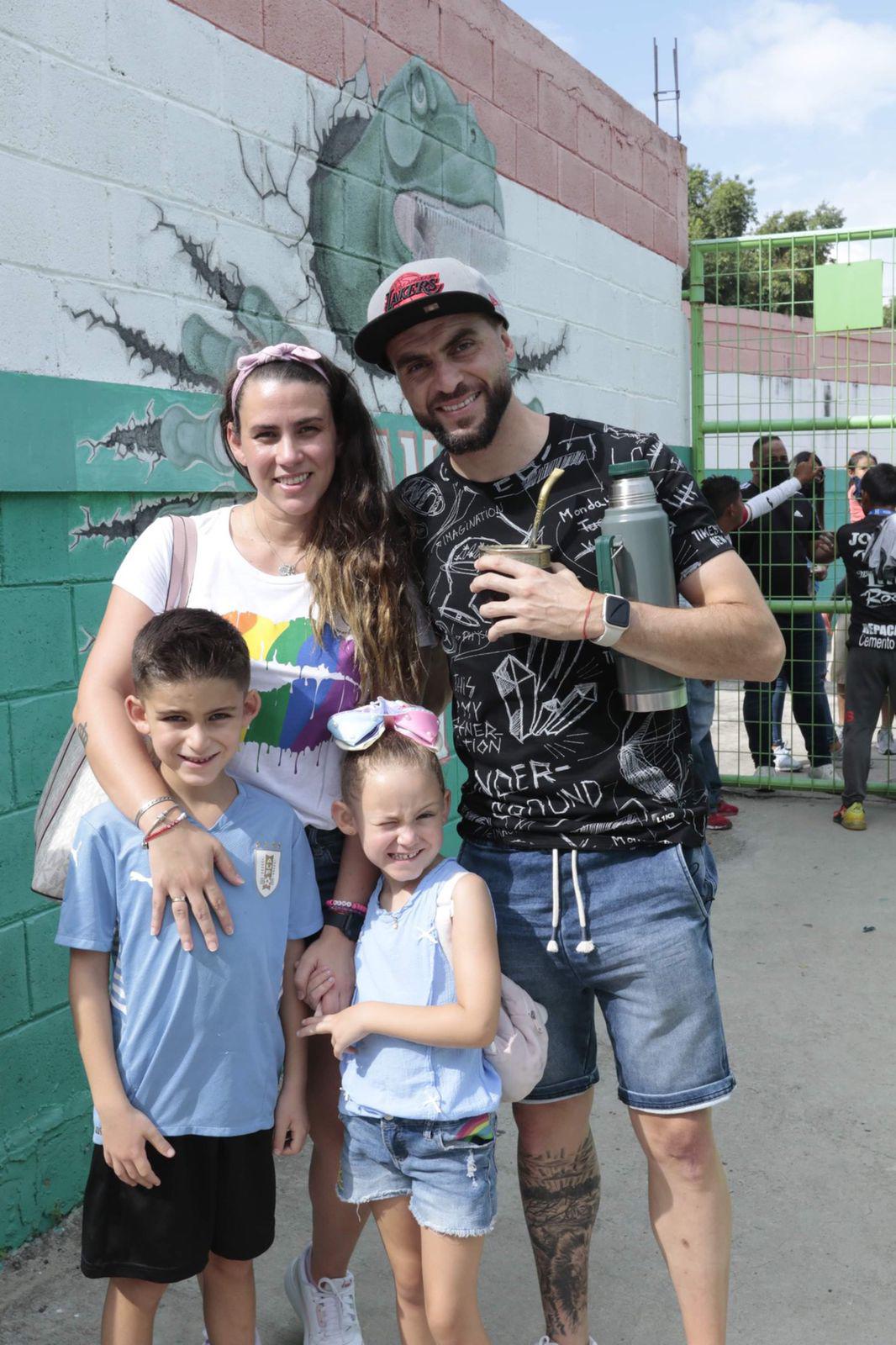 Rafael García llegó a la ciudad junto a su familia; su esposa y sus dos hijos.