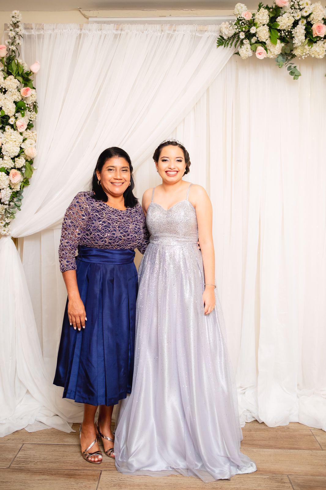 Júbilo y fiesta por los 15 años de Isabella Cáceres