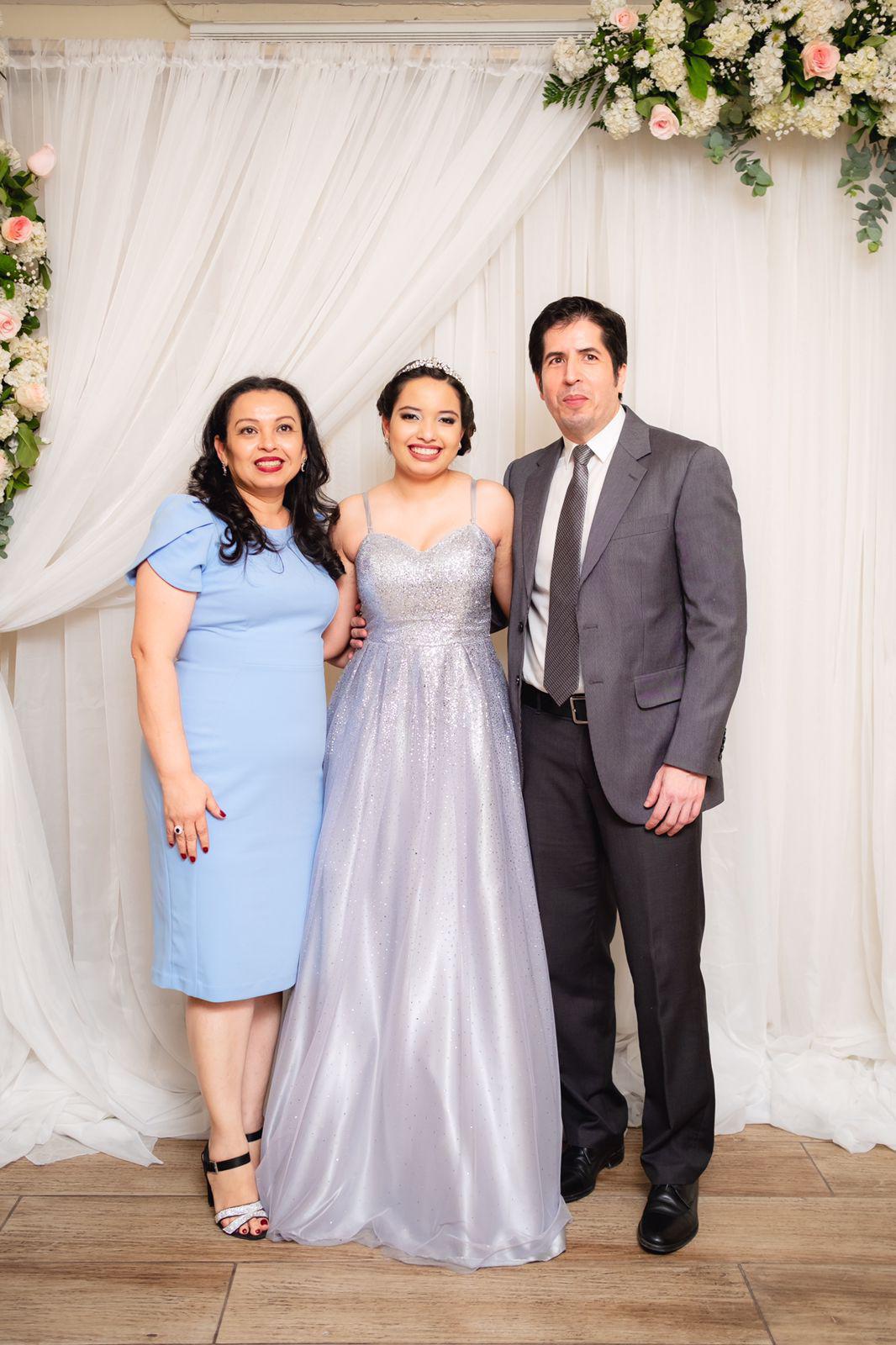 Júbilo y fiesta por los 15 años de Isabella Cáceres