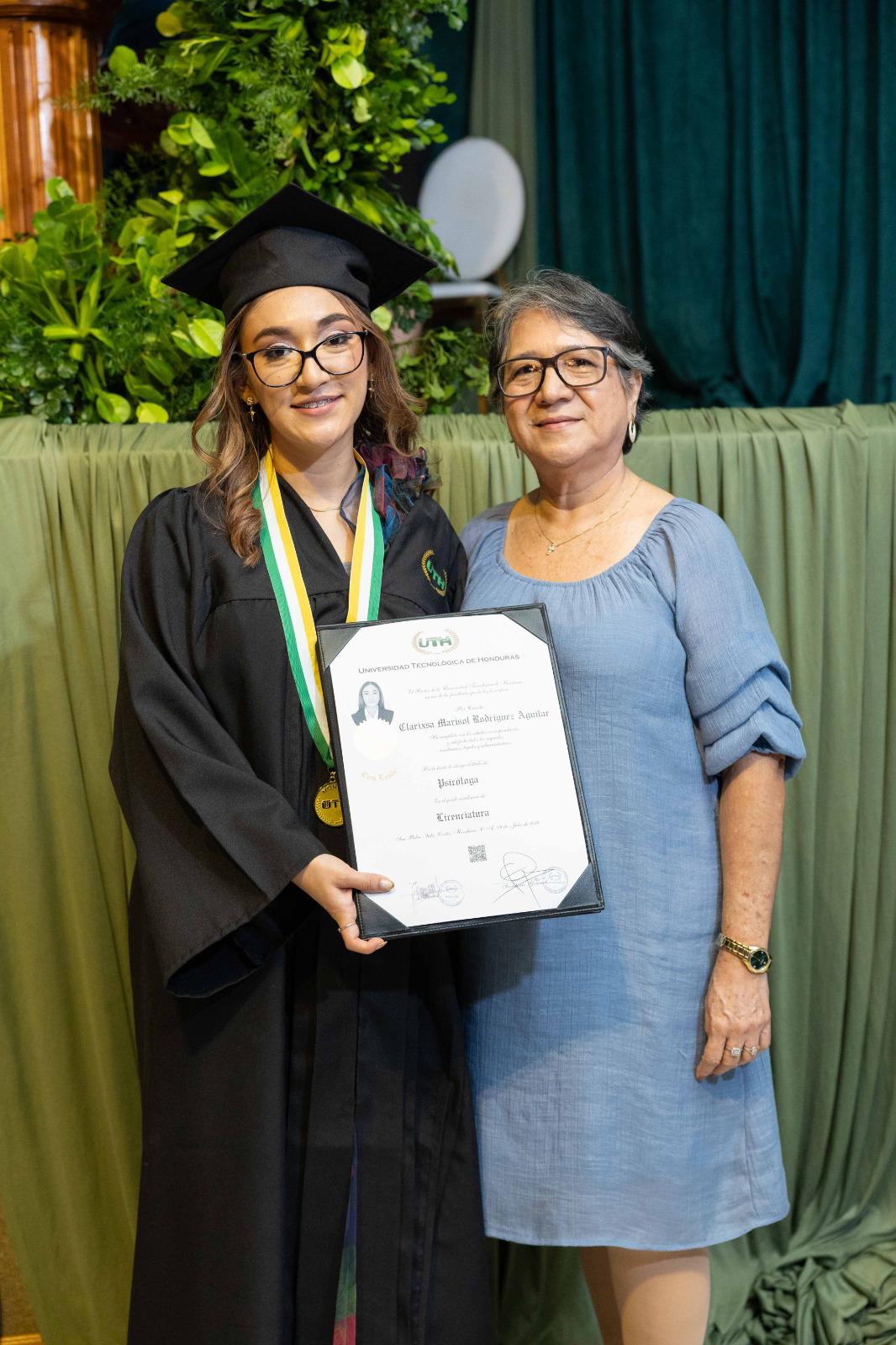 Fotos: La UTH celebra graduación a 332 nuevos profesionales