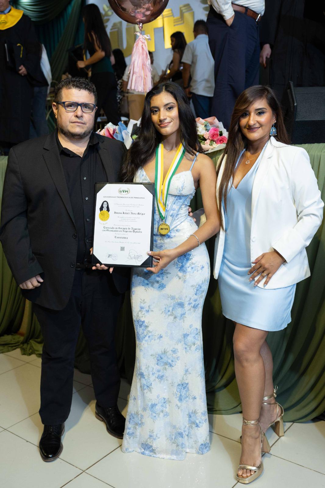 Fotos: La UTH celebra graduación a 332 nuevos profesionales
