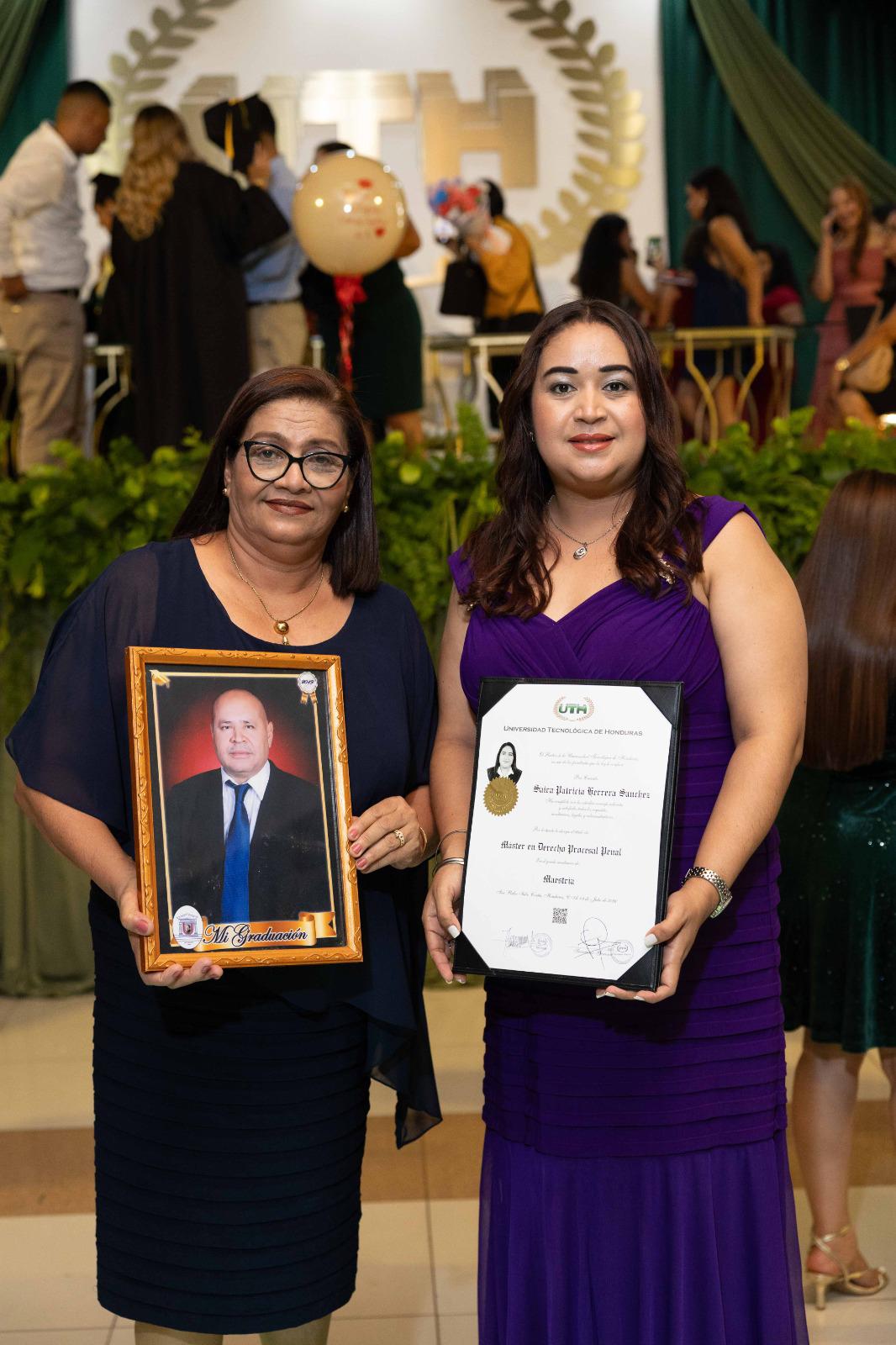 Fotos: La UTH celebra graduación a 332 nuevos profesionales