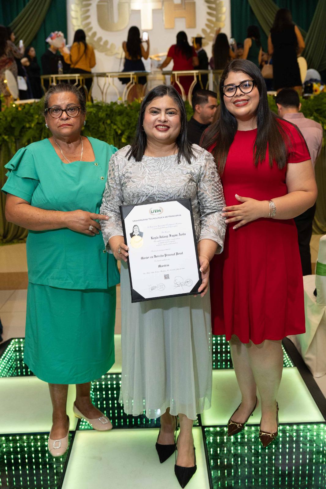 Fotos: La UTH celebra graduación a 332 nuevos profesionales