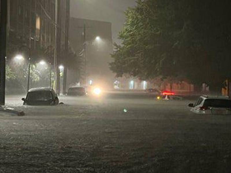 Equipos de rescate auxiliaron a decenas de conductores que quedaron atrapados en sus vehículos en medio de las inundaciones repentinas que afectan a Dallas.