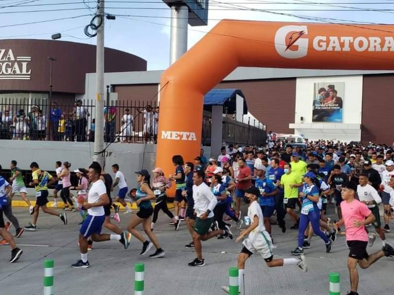Momento de la salida en la carrera, en donde cientos de personas empiezan su recorrido hasta Comisariato Los Andes, para luego volver y completar los cinco kilómetros.