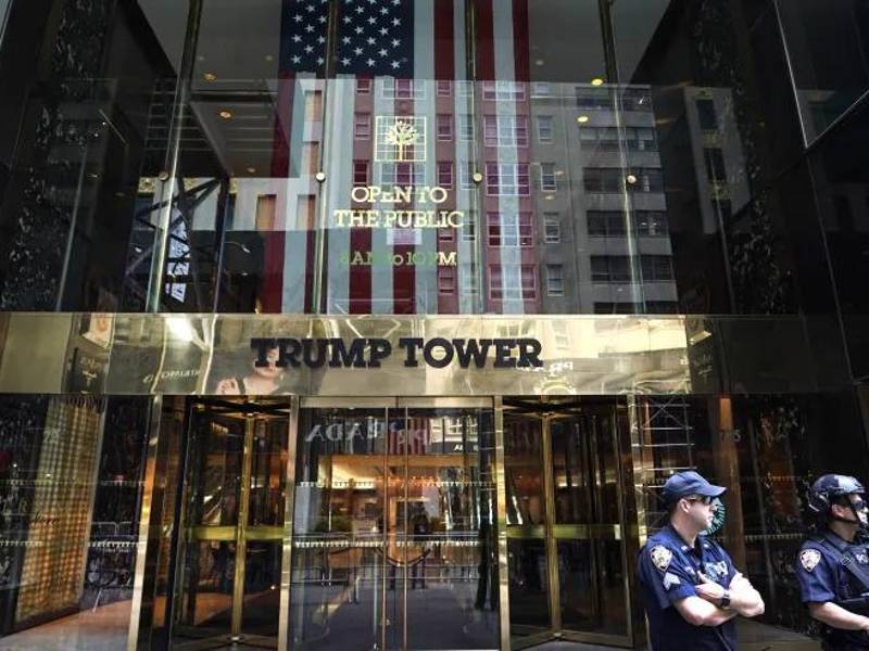 La icónica Torre Trump es uno de los edificios que puede ser confiscado por la Fiscalía de Nueva York si Trump no paga su millonaria fianza.