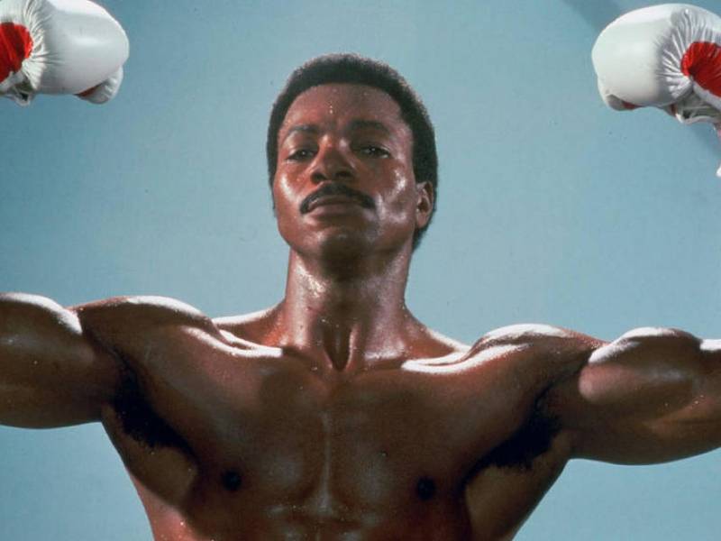 “Mi vida cambió para siempre cuando conocí a Carl, descansa en tu poder”, escribió Sylvester Stallone. “Sigue golpeando, Apollo”.