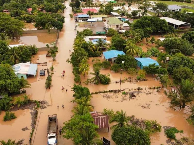 La tormenta tropical Sara, al entrar a Honduras el 14 de noviembre, mantenía vientos sostenidos y lluvias intensas. Así quedó Santa Rosa de Aguán en Colón.