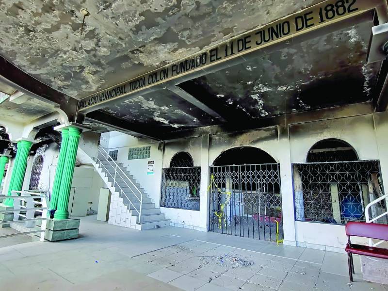 En junio pasado, lanzaron bombas de fabricación casera y quemaron varias oficinas de la alcaldía de Tocoa. Hasta ahora no hay detenidos por ese caso.