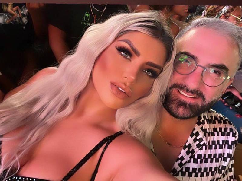 La primer vez que Fernández habló de su relación dijo: “es empresaria, se dedica a la comercialización de prendas de vestir, es una buena mujer, sólo busca estar feliz y yo también.”