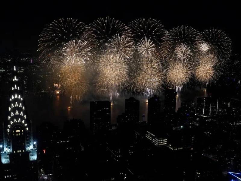 Nueva York tiene programado un espectáculo de fuegos artificiales esta noche.