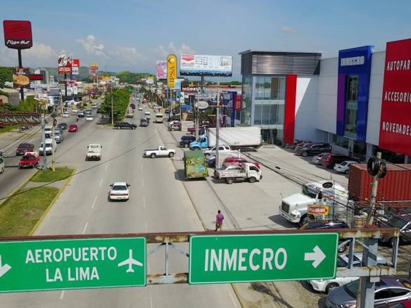 En el bulevar del este hay muchos restaurantes y negocios de otros rubros.