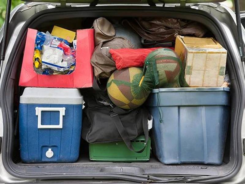 Los carros no solo se sobrecargan con cosas, sino que también con personas al exceder la capacidad para la que está hecha el vehículo que utilice.