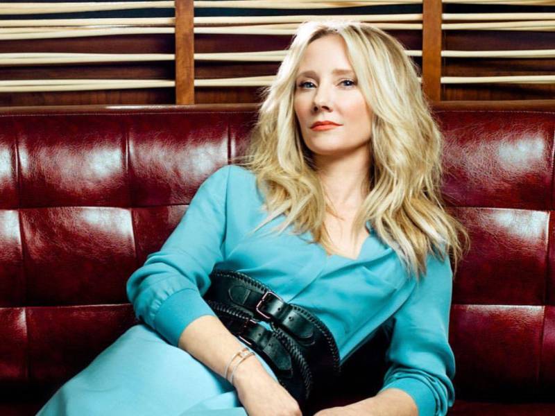 La actriz Anne Heche entró en coma y su estado de salud es “extremadamente crítico” después del violento accidente de tráfico en el que se vio involucrada hace tres días en Los Ángeles, informó su representante en un comunicado difundido ayer a la prensa especializada en Hollywood.