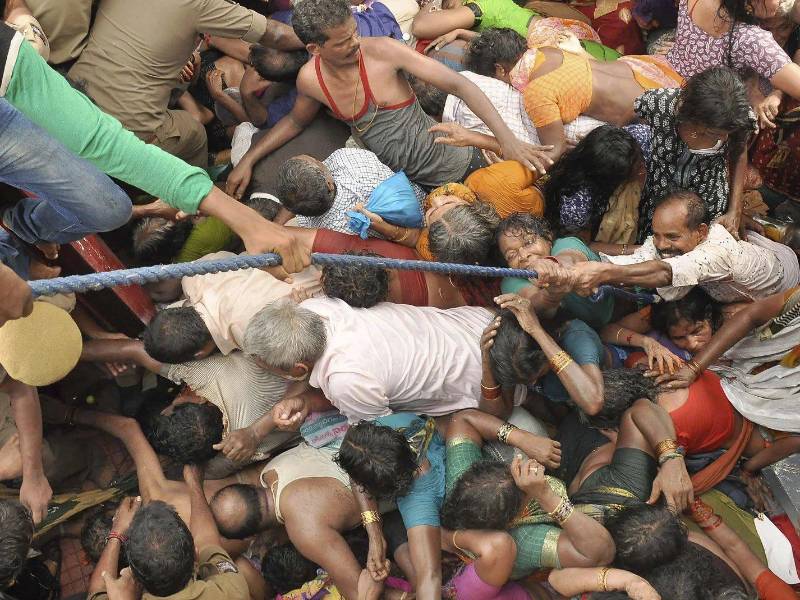 Las avalanchas y estampidas son un fenómeno frecuente en las celebraciones religiosas indias.