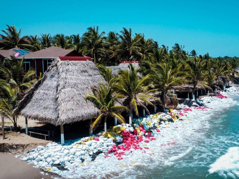 Más de 10,000 sacos han sido colocados frente al único complejo turístico de la aldea Miami. El hotel Eco Paradise tiene dos años en operaciones, pero el mar por el que se instaló ahí, ahora es su principal amenaza.