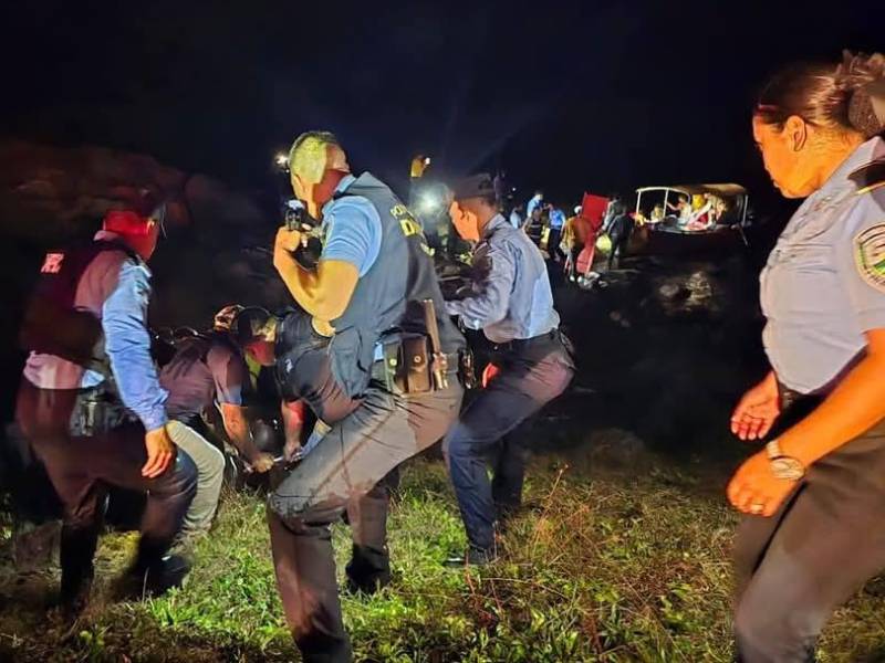 Pescadores que faenaban en el mar a la hora del accidente y cuerpos de socorro, ayudaron a rescatar a los cinco sobrevivientes.