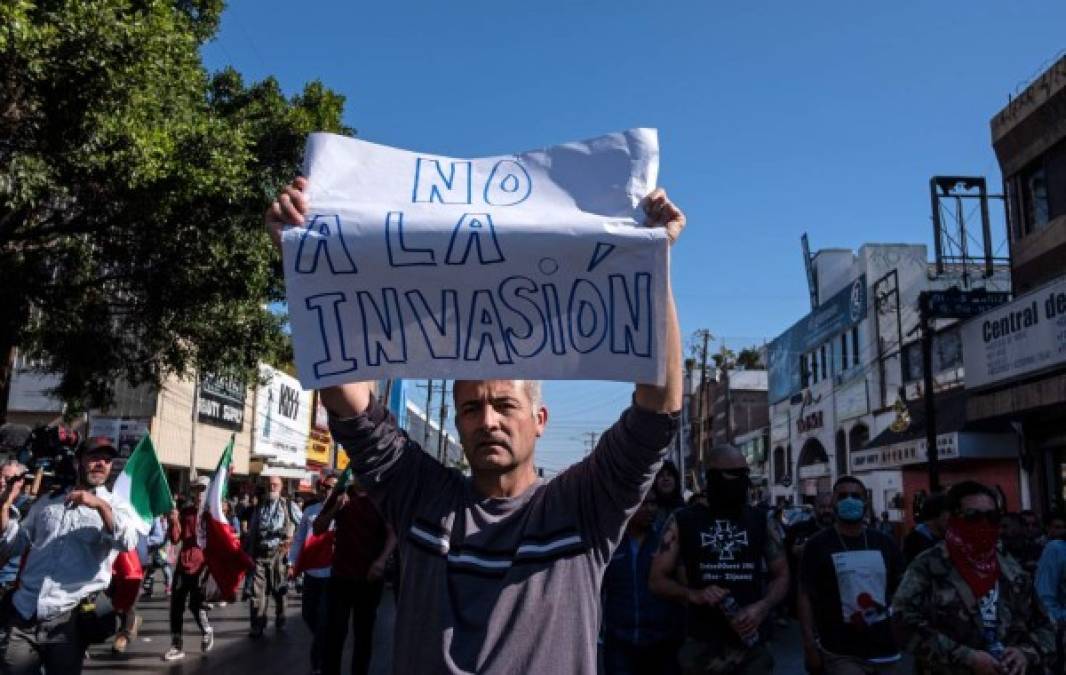 Varias personas se unieron este domingo para protestar en contra de la caravana de migrantes en Tijuana.