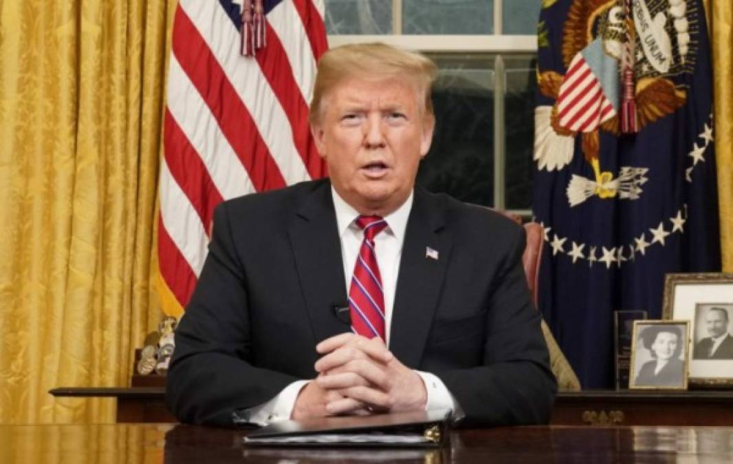 US President Donald Trump delivers a televised address to the nation on funding for a border wall from the Oval Office of the White House in Washington DC on January 8, 2019. - Trump demanded $5.7 billion to fund a wall on the US-Mexico border in his first televised Oval Office address Tuesday, describing a 'growing crisis' of illegal immigration hurting millions of Americans. The president stopped short of calling for a much-touted state of emergency, instead appealing to the need to slash the cost of the illegal drug trade, which he put at $500 billion a year. 'There is a growing humanitarian and security crisis at our southern border. Every day customs and border patrol agents encounter thousands of illegal immigrants trying to enter our country,' Trump said. (Photo by CARLOS BARRIA / POOL / AFP)