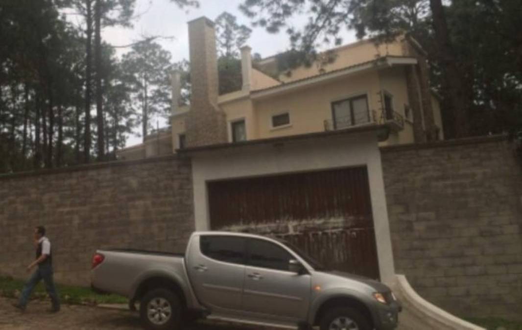 Personal de Fusina mientras custodiaba la residencia del empresario Benjamín Bográn.