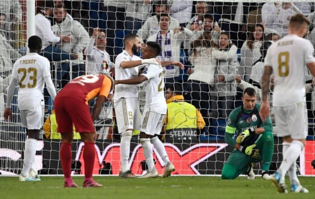 Rodrygo se abraza con Benzema, que le devolvió la asistencia al brasileño para que hiciera el 6-0. La cara de Fernando Muslera lo dice todo.