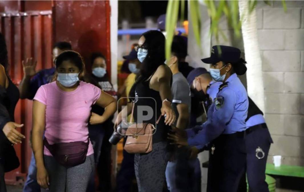 La seguridad en la entrada del estadio Humberto Micheletti.