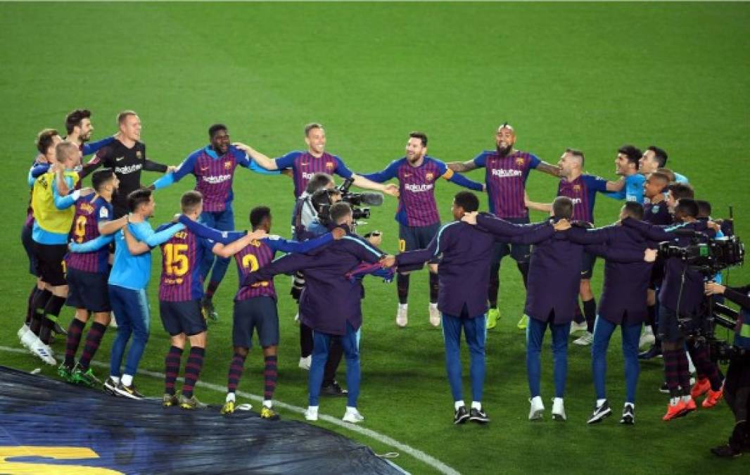Pitazo final del partido y los jugadores del Barcelona empezaron a celebrar el título de la Liga Española. Foto AFP