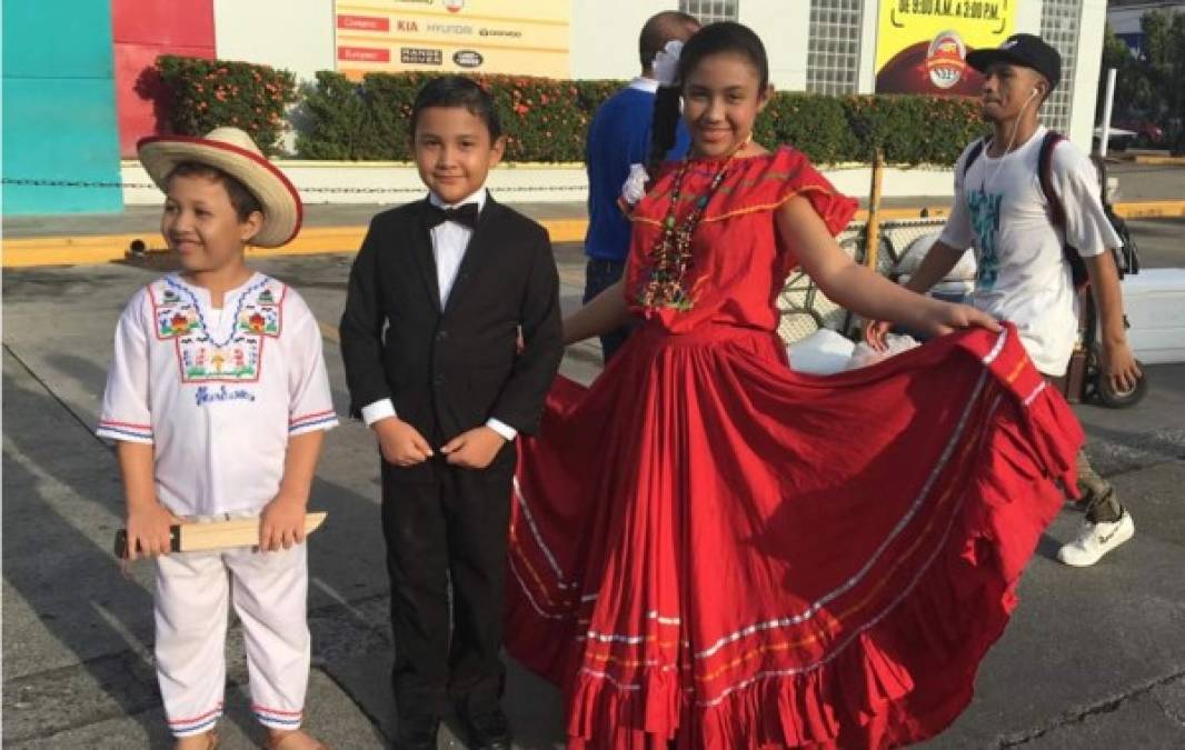 Los estudiantes Jordan Junter, Joshua Nuñez y Nayeli Nuñez de la Escuela Adventista luciendo sus mejores galas para rendir honor a su Patria.