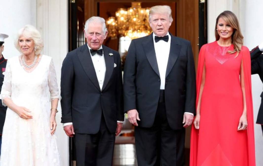 En el cierre de su visita de Estado a Reino Unido, Donald y Melania Trump ofrecieron una cena para el príncipe Carlos, heredero al trono británico, y su esposa Camilla en Winfield House, residencia oficial del embajador de Estados Unidos en Londres.